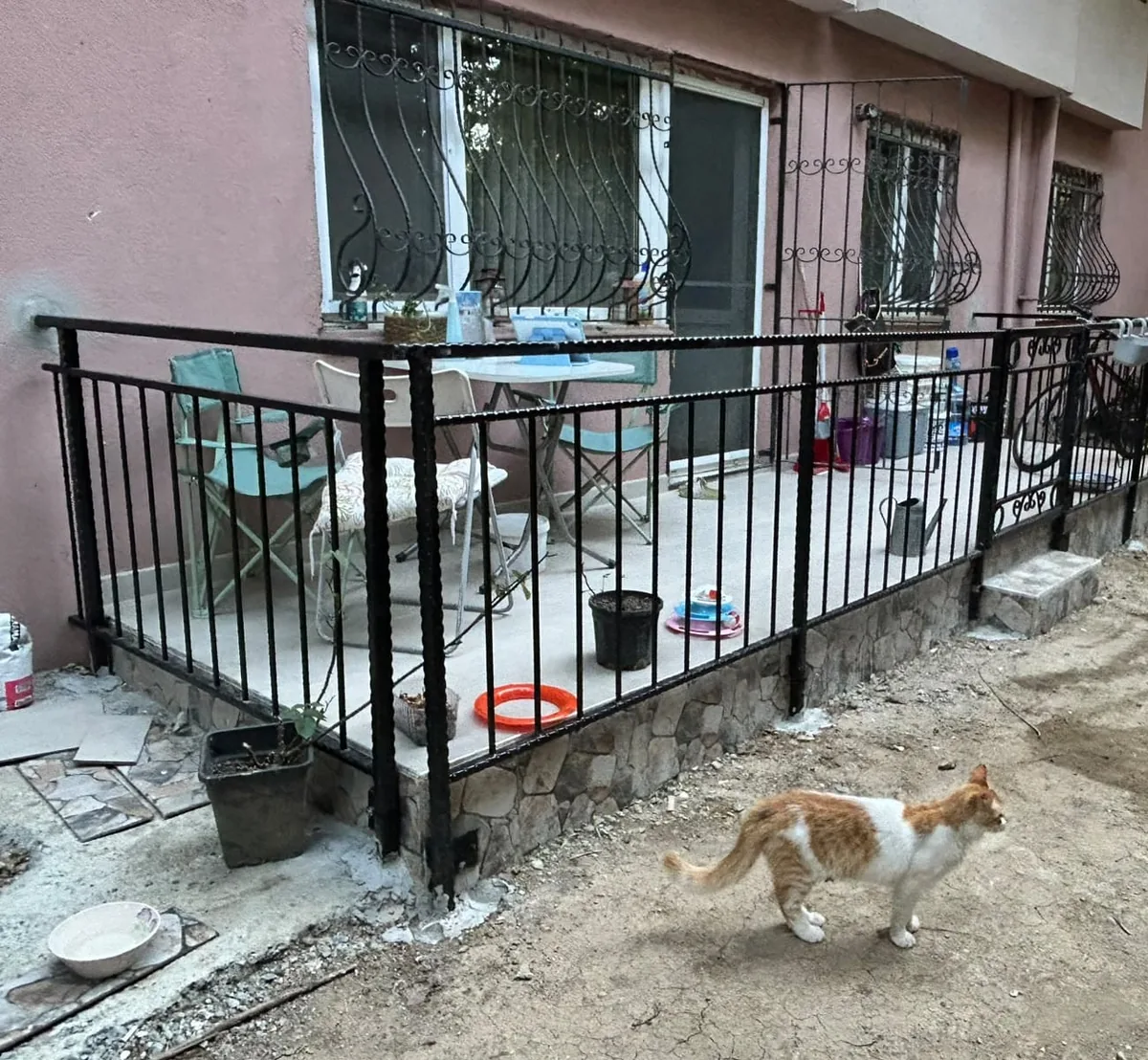 Yenilenmiş, kullanıma hazır bahçe katı verandası