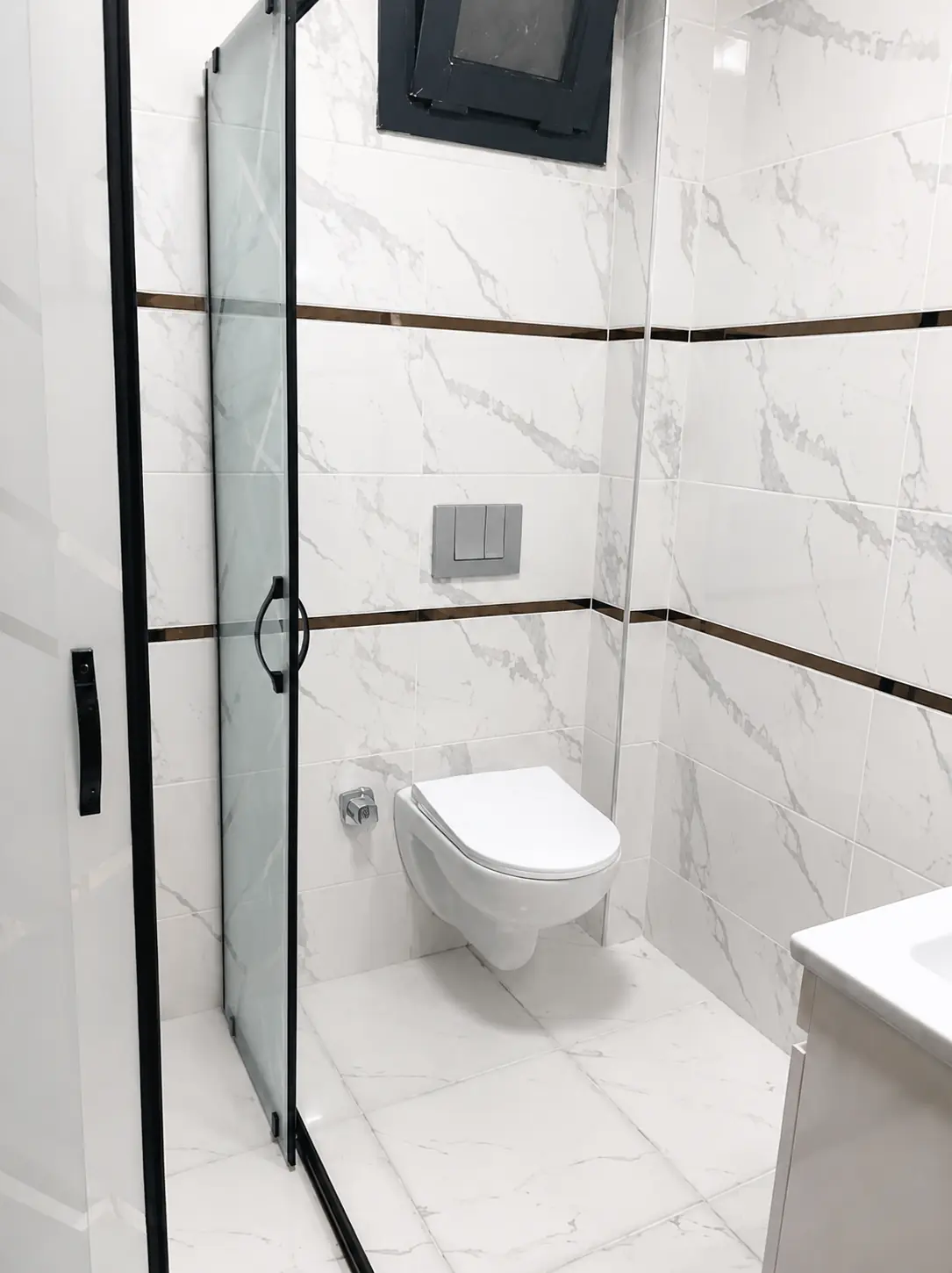 Mermer Banyo Siyah Duşakabin WC