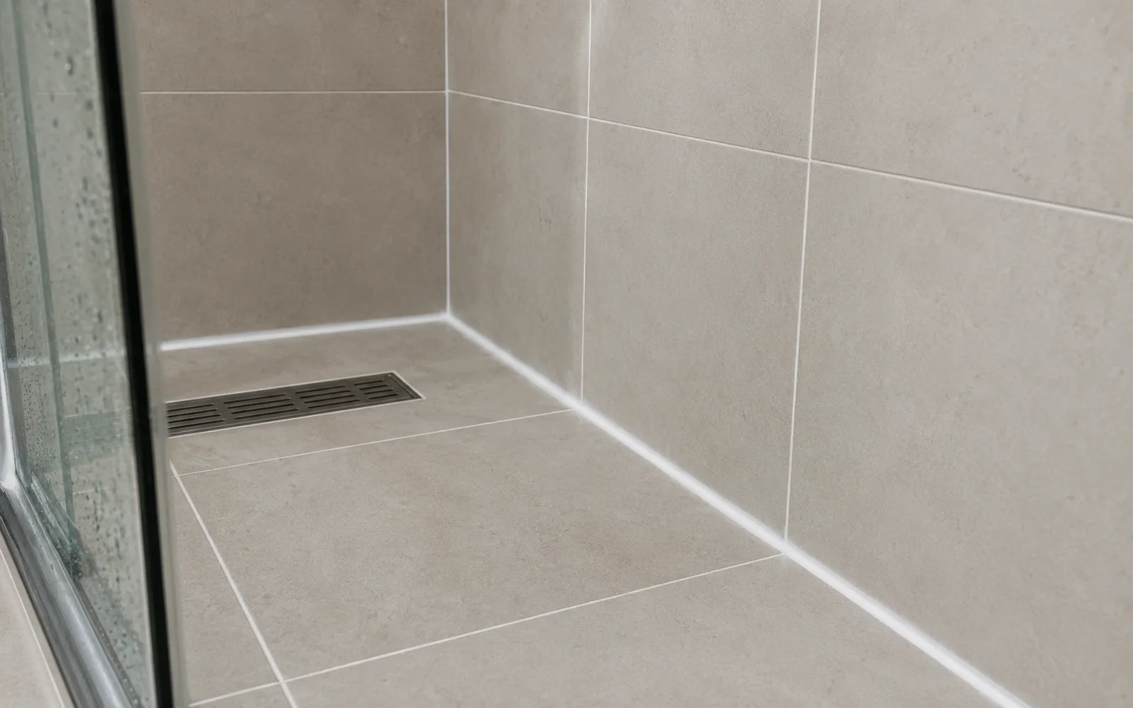 Derz ve silikon yenilemesi sonrası banyo köşesi